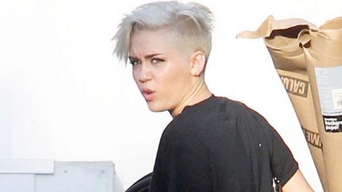 Σοκάρει το νέο -πιο πανκ- λουκ της Miley Cyrus